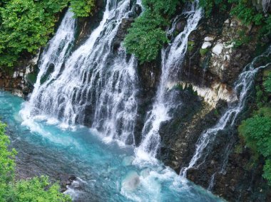 Shirogane Onsen 'deki Shirahige Şelalesi' nin muhteşem manzarası.,