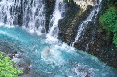 Shirogane Onsen 'deki Shirahige Şelalesi' nin muhteşem manzarası.,