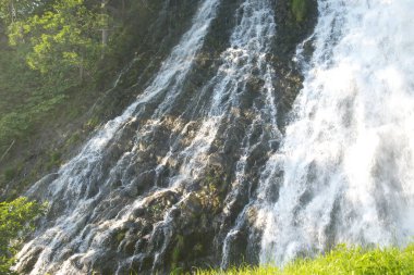 Shirogane Onsen 'deki Shirahige Şelalesi' nin muhteşem manzarası.,