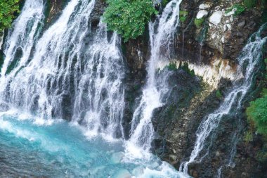 Shirogane Onsen 'deki Shirahige Şelalesi' nin muhteşem manzarası.,