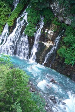 Shirogane Onsen 'deki Shirahige Şelalesi' nin muhteşem manzarası.,