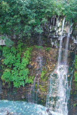 Shirogane Onsen 'deki Shirahige Şelalesi' nin muhteşem manzarası.,
