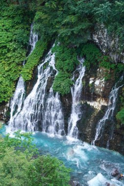 Shirogane Onsen 'deki Shirahige Şelalesi' nin muhteşem manzarası.,