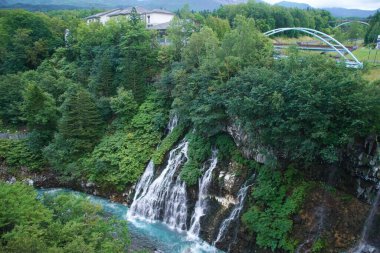 Shirogane Onsen 'deki Shirahige Şelalesi' nin muhteşem manzarası.,