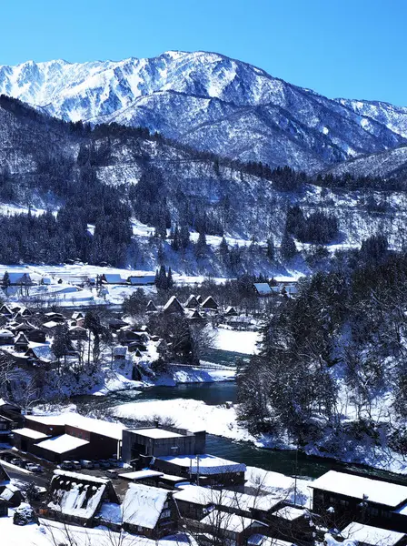 Shirakawa-go 'nun yoğun kar bölgesinin muhteşem manzarası.
