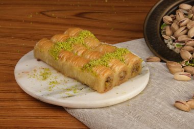 Geleneksel hindistancevizli tatlı baklavası. Ev yapımı fındıklı ve ballı baklava..