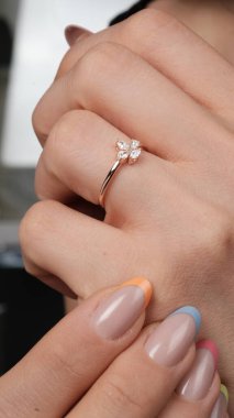 Zarif Altın Ayarlar 'da Lüks Elmas Mücevherler