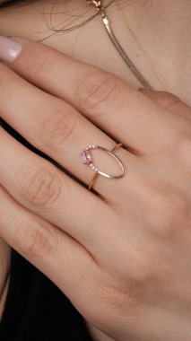 Zarif Altın Ayarlar 'da Lüks Elmas Mücevherler