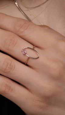 Zarif Altın Ayarlar 'da Lüks Elmas Mücevherler