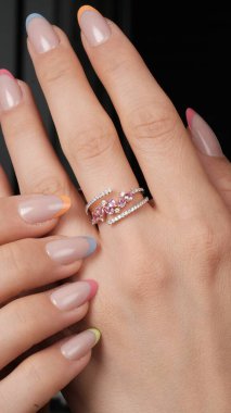 Zarif Altın Ayarlar 'da Lüks Elmas Mücevherler