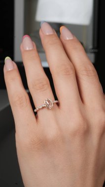 Zarif Altın Ayarlar 'da Lüks Elmas Mücevherler