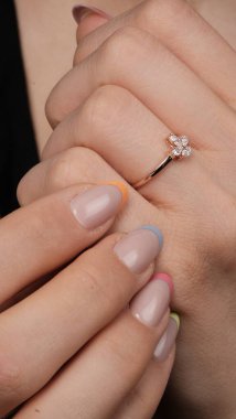 Zarif Altın Ayarlar 'da Lüks Elmas Mücevherler