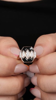 Zarif Altın Ayarlar 'da Lüks Elmas Mücevherler