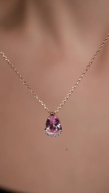 Onun için Değerli Altın ve Elmas Mücevherler