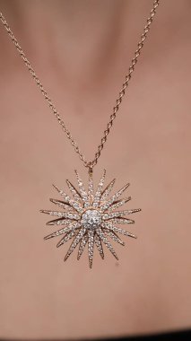 Onun için Değerli Altın ve Elmas Mücevherler