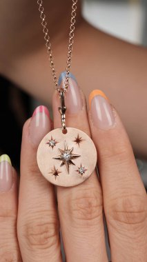 Onun için Değerli Altın ve Elmas Mücevherler