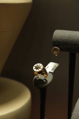 Onun için Değerli Altın ve Elmas Mücevherler