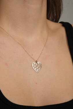 Onun için Değerli Altın ve Elmas Mücevherler