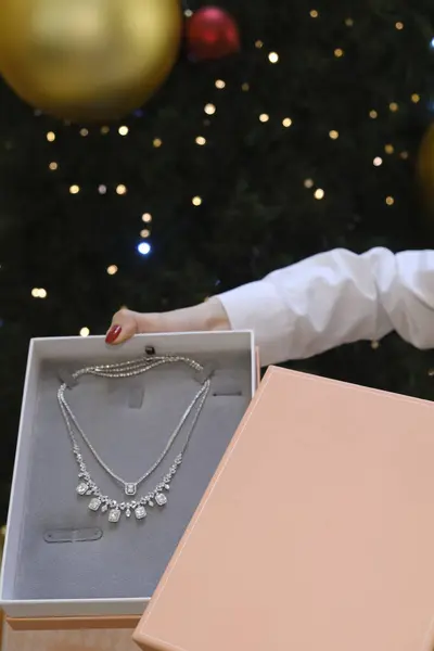 Onun için Değerli Altın ve Elmas Mücevherler