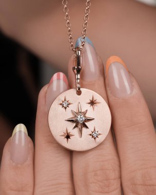 Kadınlar İçin Klasik Elmas ve Altın Mücevher