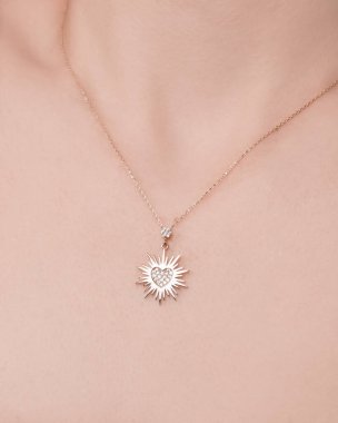 Zarif El yapımı Altın ve Elmas Mücevherler