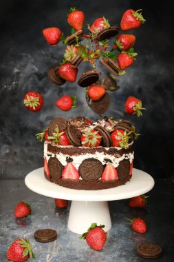 Lezzetli Pastanın Üzerinde Uçan İçindekiler