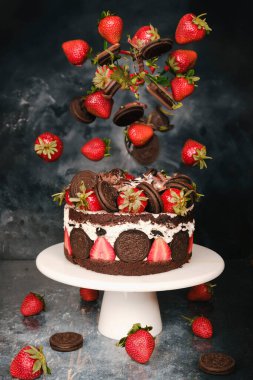 Hareketteki İçindekilerle Yeniden Yapılandırılmış Kek Konsepti