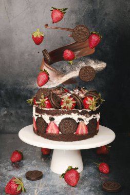 İçindekiler Bir Tatlı Üzerine Orta Havada Askıya Alındı