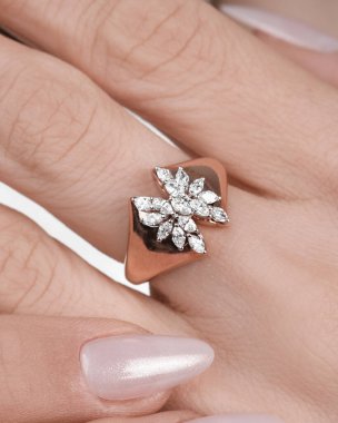 luxury gold and diamond jewelery