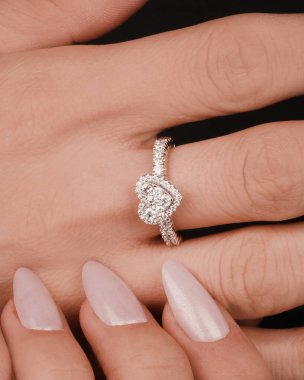 Renkli Taşlı Eşsiz Altın ve Elmas Mücevherler