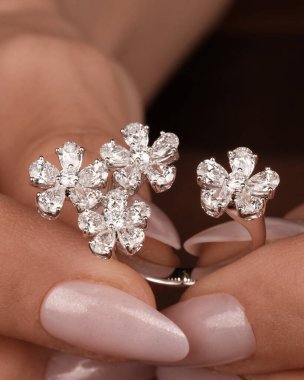 Günlük Şık Altın ve Elmas Mücevherler