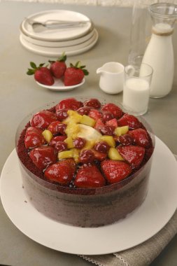 Renkli şekerli lezzetli doğum günü pastası.