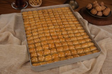Orta Doğu Tatlısı Baklava Çayla servis edilir
