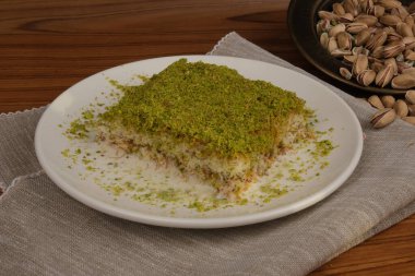 Orta Doğu Tatlısı Baklava Çayla servis edilir