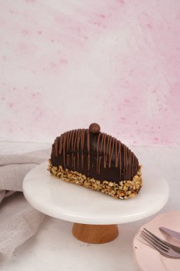 Kırsal Tahta Masa Üzerinde Zarif Katmanlı Kek