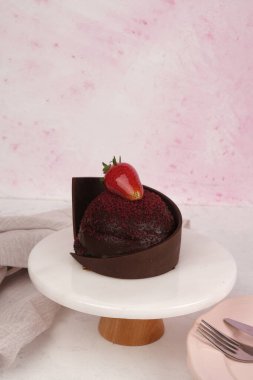 Kırsal Tahta Masa Üzerinde Zarif Katmanlı Kek