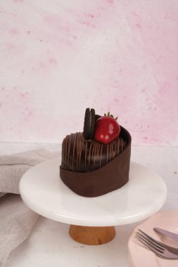 Kırsal Tahta Masa Üzerinde Zarif Katmanlı Kek