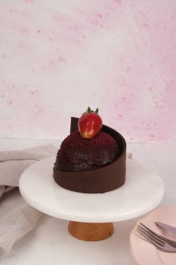 Kırsal Tahta Masa Üzerinde Zarif Katmanlı Kek