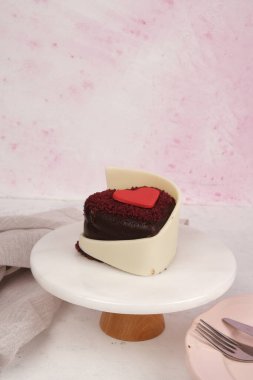 Kırsal Tahta Masa Üzerinde Zarif Katmanlı Kek