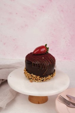 Kırsal Tahta Masa Üzerinde Zarif Katmanlı Kek