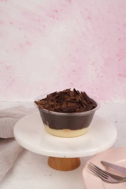 Kırsal Tahta Masa Üzerinde Zarif Katmanlı Kek