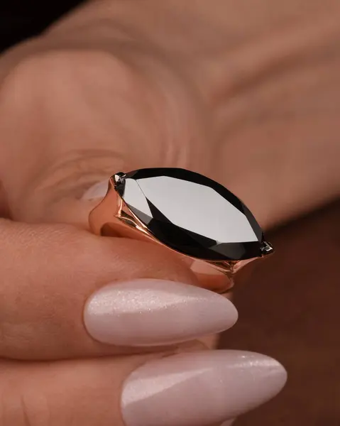 Her Tarz İçin Parlayan Elmas ve Altın Mücevher