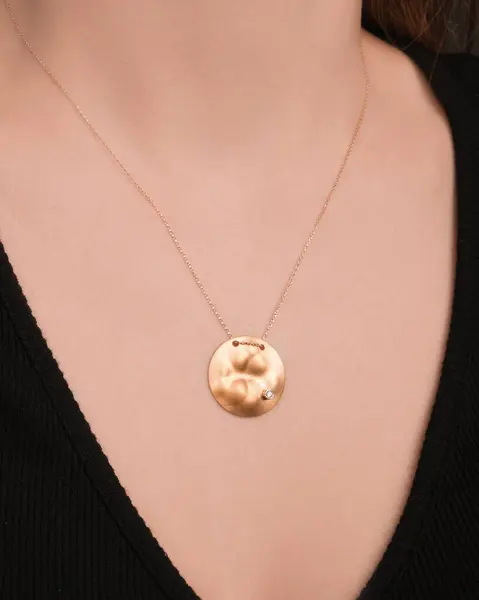 Her Tarz İçin Parlayan Elmas ve Altın Mücevher