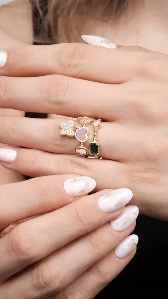 Kadınlar İçin Klasik Elmas ve Altın Mücevher