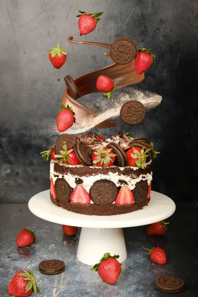 Krem şanti ve çilek yerçekimine meydan okuyan pasta sahnesinde