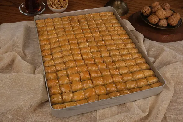 Orta Doğu Tatlısı Baklava Çayla servis edilir