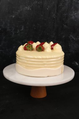 Kırsal Tahta Masa Üzerinde Zarif Katmanlı Kek