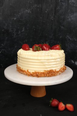 Kırsal Tahta Masa Üzerinde Zarif Katmanlı Kek