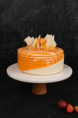 Kırsal Tahta Masa Üzerinde Zarif Katmanlı Kek