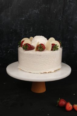 Kırsal Tahta Masa Üzerinde Zarif Katmanlı Kek